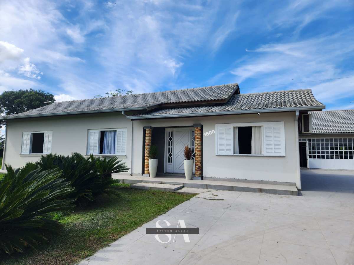 Casa ampla com 400 m², terreno de 2.000 m², piscina e área gourmet – a 4 km do Balneário Morro dos Conventos!